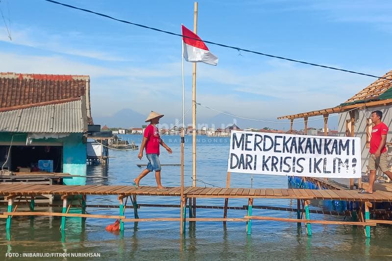 Warga Timbulsloko menyuarakan keresehan mereka pada HUT Kemerdekaan ke-78 Indonesia dengan membentangkan spanduk bertuliskan 'Merdekakan Kami Dari Krisis Iklim'.