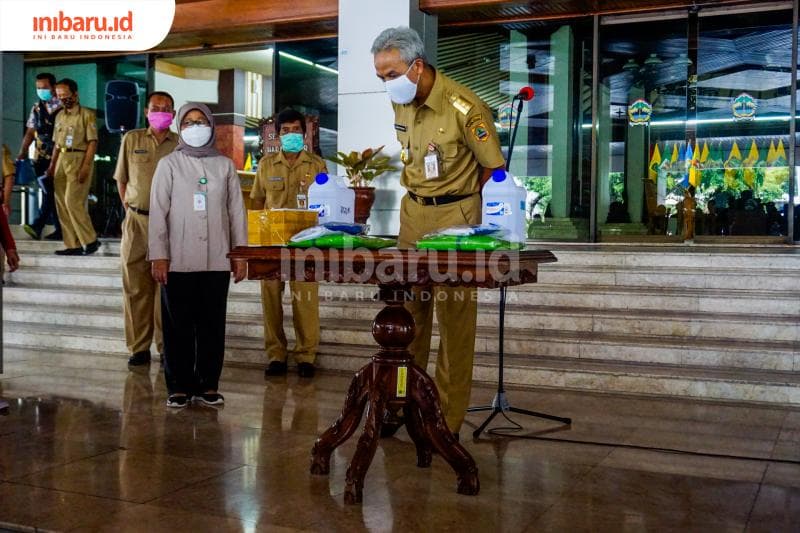 Ganjar sedang melihat alat tenaga medis yang diberikan oleh Kagama. (Inibaru.id/ Audrian F)<br>