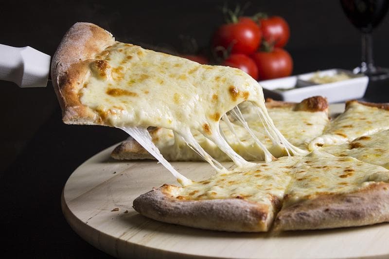 Keju mozarella yang melar biasanya digunakan untuk tooping pizza. (Pixabay)