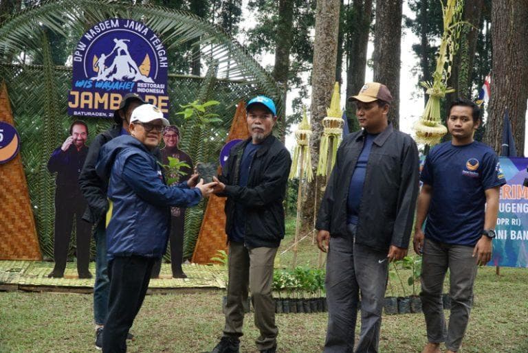 Penyerahan simbolis 5.000 bibit pohon untuk masyarakat. (dok. Partai Nasdem)