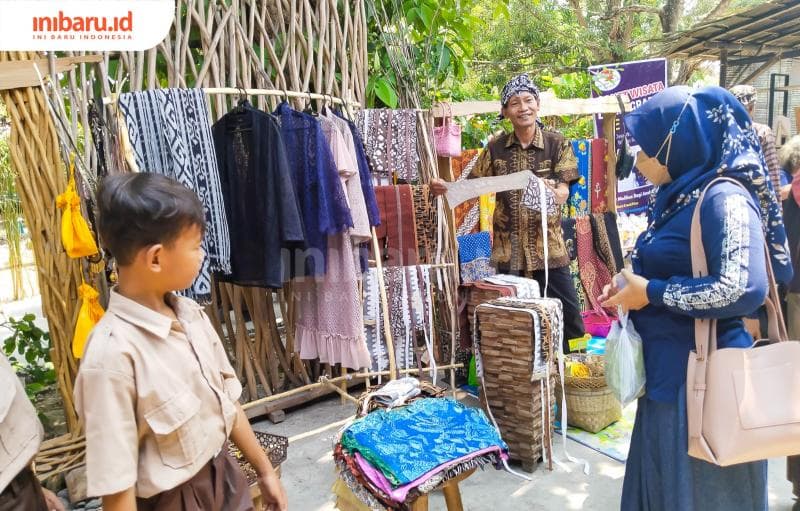 Pengunjung melihat koleksi galeri Ewilla Sewing dalam acara Catur Sasangka.&nbsp;(Inibaru.id/ Ayu Sasmita)