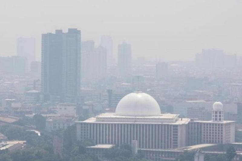 Polusi udara di Jakart bisa berkurang bila turun hujan. (BBC News Indonesia)