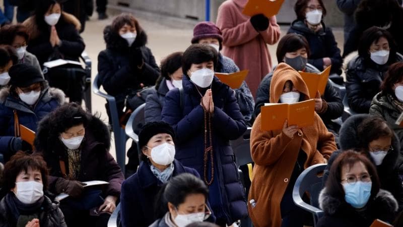 Orang tua pelajar berdoa agar anaknya lolos ujian CSAT Korea. (VOAnews/Jason Strother)
