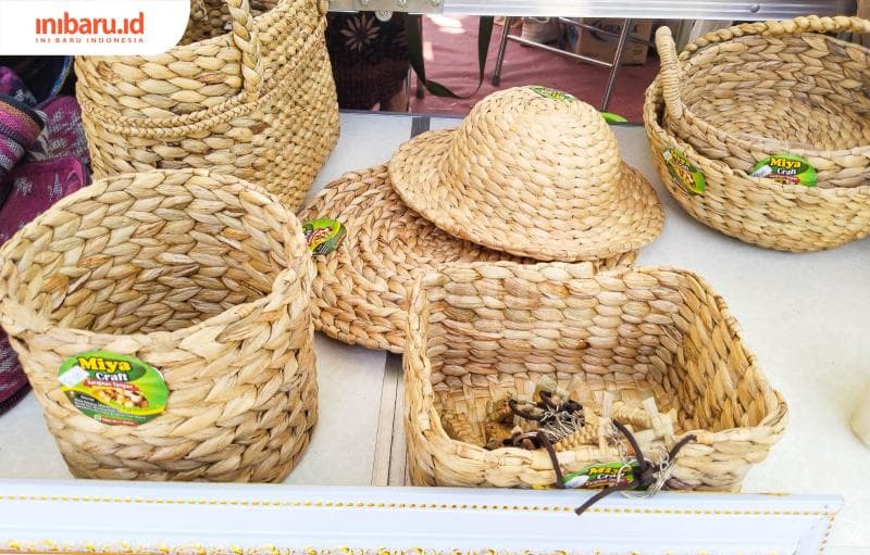 Berbagai kerajinan eceng gondok buatan perempuan-perempuan Desa Weding, Demak.&nbsp;