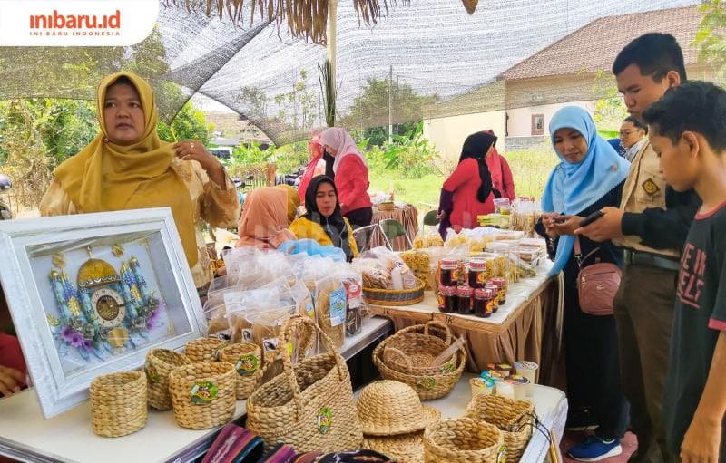 Masariyah menawarkan produk eceng gondok kepada pembeli dalam&nbsp;acara Catur Sasangka di Pendopo Notobratan, Kadilangu, Kecamatan Wonosalam, Kabupaten Demak, Sabtu (26/8/2023).&nbsp;