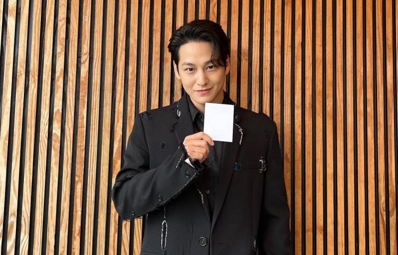 Kim Bum yang akan beradu peran dengan Maudy Ayunda bakal memulai proses syuting 'Tanah Air Kedua' pada Oktober 2023 mendatang. (Instagram Kim Bum via Okezone)