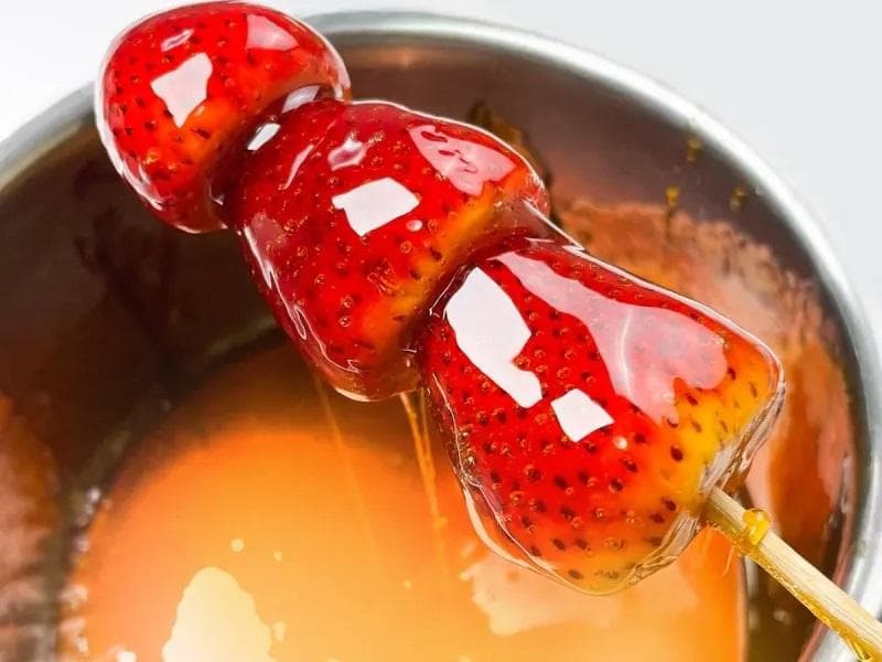 Tanghulu versi modern menjadi salah satu jajanan paling populer di Korsel dalam dua tahun terakhir. (Samsungfood)&nbsp;