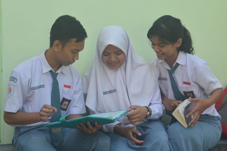 Beasiswa ini diperuntukkan bagi siswa SMA sederajat kelas 12 yang akan lulus pada 2024 atau sudah lulus tahun 2022 dan 2023 namun belum kuliah. (Shutterstock)