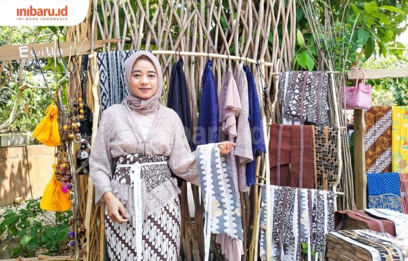 Dewi Luluk memamerkan koleksi-koleksinya yang diminati anak muda. (Inibaru.id/ Ayu Sasmita)