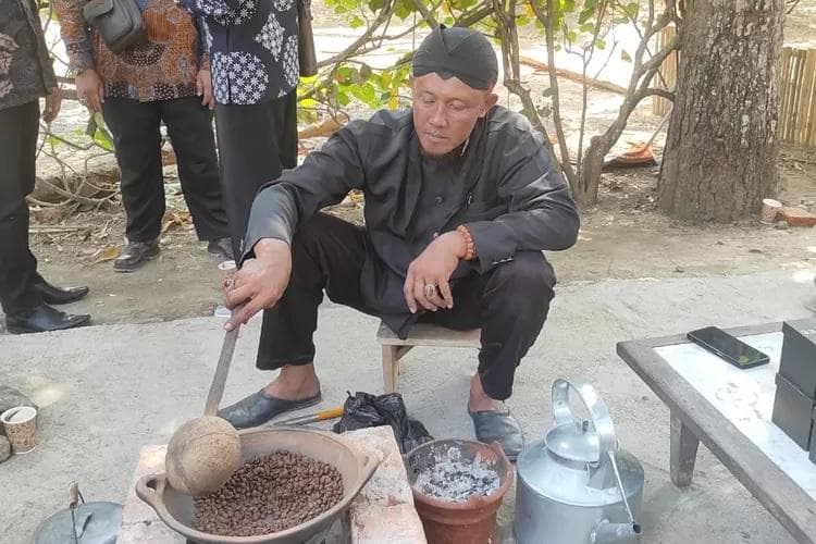 Seorang suronoto (abdi dalem) mengolah biji kopi yang akan dijadikan kopi poro Demak. (Ayosemarang/Zaidi)