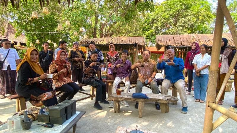 Sejumlah orang menikmati kopi poro di Pasar Ndoro Bei. (Demakkab)