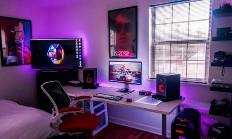 Komputer juga sebaiknya nggak disimpan di kamar tidur. (Hipwee)