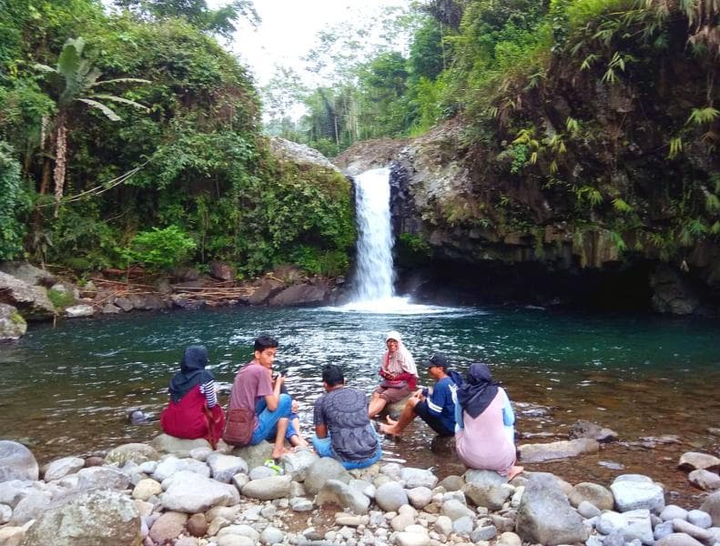 Curug Bayan Banyumas lokasinya ada di dekat jalan raya. (Inibaru.id/Ike Purwaningsih)