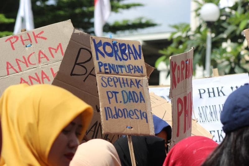 Ribuan buruh di-PHK selama pandemi corona berlangsung. (Twitter/phkpt)