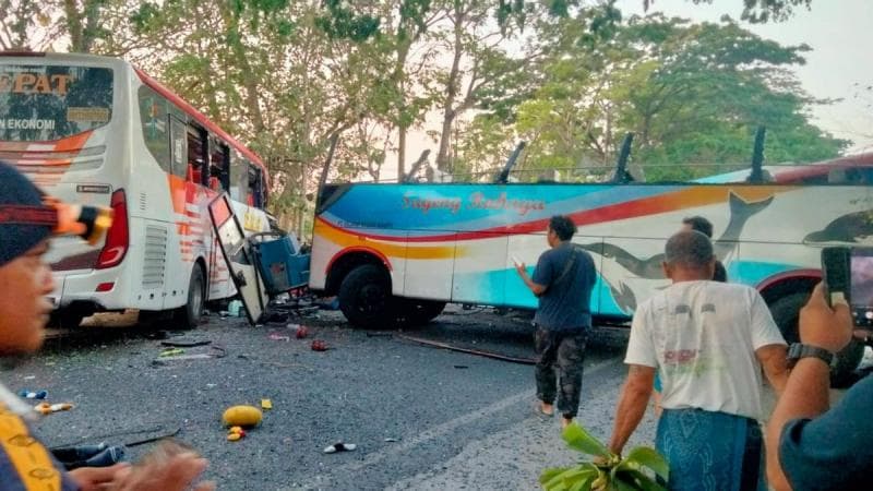 Kecelakaan bus Sugeng Rahayu dan bus Eka pada Kamis (31/8/2023). (Twitter @Jateng_Twit)