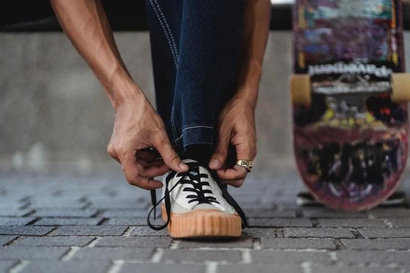 Ilustrasi: Aglet pada tali sepatu berfungsi seperti jarum saat kita sedang menjahit. (Pexels/Allan Mas)