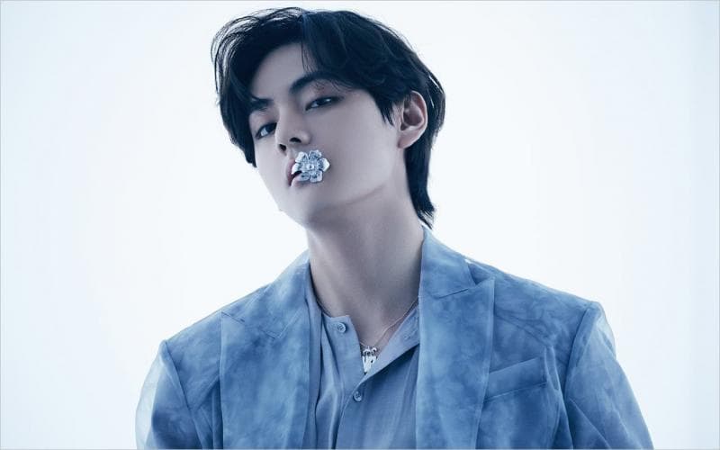 Personel BTS Kim Tae-hyung (V) secara internasional berusia 26 tahun. Namun, secara tradisional, dia yang lahir pada 30 Desember 1995 itu berusia 28 tahun, sedangkan secara kalender 27 tahun. (Twitter/BIGHIT_MUSIC via Wowkeren)