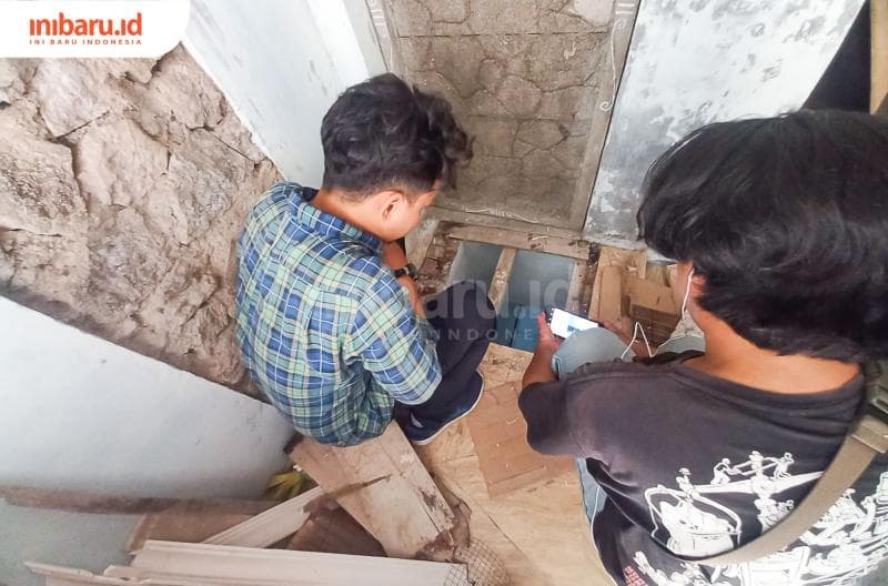 Beberapa orang sedang melihat ruang bawah tanah yang dibangun dibelakang Ponpes Hidayatul Hikmah Al Kahfi Lempongsari. (Inibaru/ Fitroh Nurikhsan)