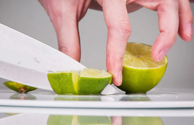 Jeruk nipis sering diandalkan untuk membersihkan noda. (Pexels)