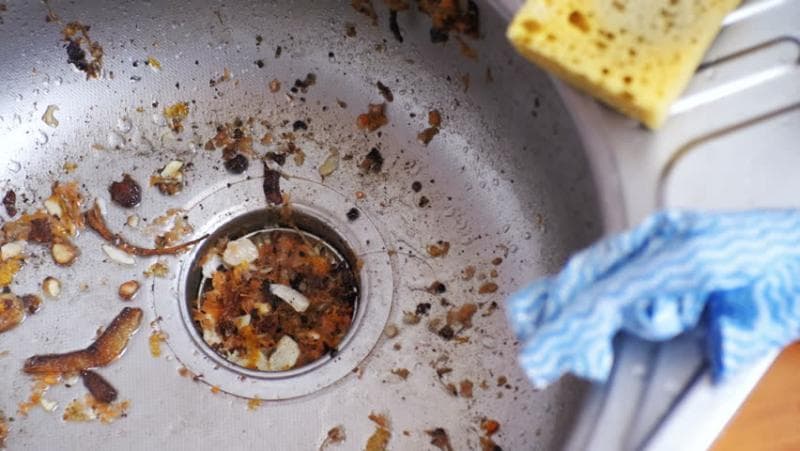 Sejumlah sisa bahan makanan sebaiknya tidak dibuang ke wastafel. (99.co)