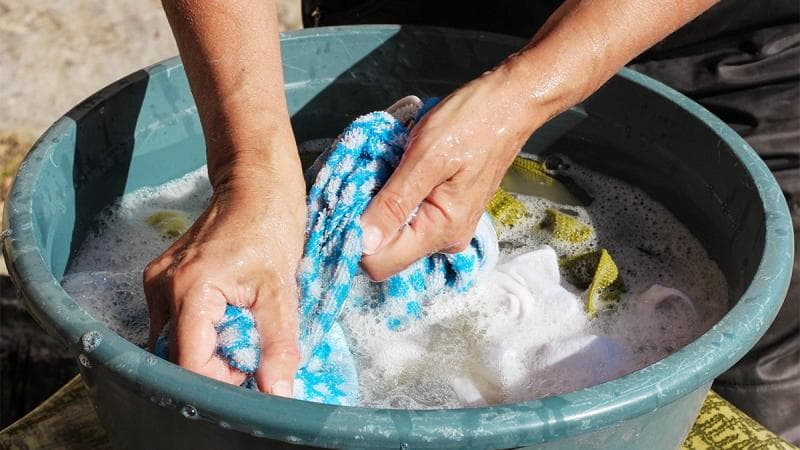 Ilustrasi: Mencuci pakaian bekas. (Berkeluarga.id)