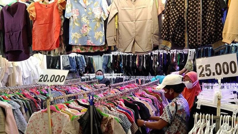 Pakaian bekas bisa jadi penuh dengan bakteri dan kotoran. (Voi.id)