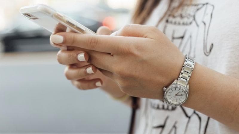 Deep talk bisa menjadi momen berbagi perasaan. (Shutterstock)