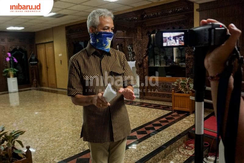 Meski keadaan sedang limbung karena corona, Ganjar berusaha menenangkan para pekerja dengan menyerankan Kartu Prakerja. (Inibaru.id/ Audrian F)<br>