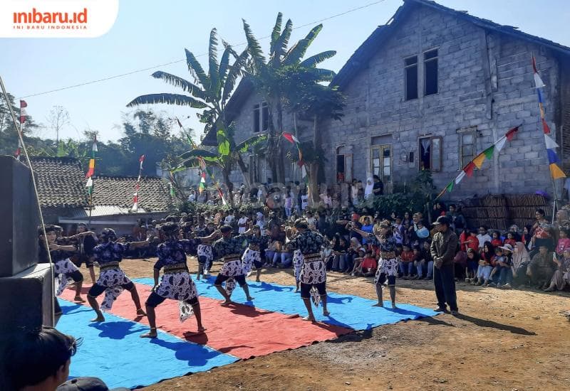 Warga antusias menonton pertunjukan seni reog di Dusun Suruhan. (Inibaru.id/Arie Widodo)