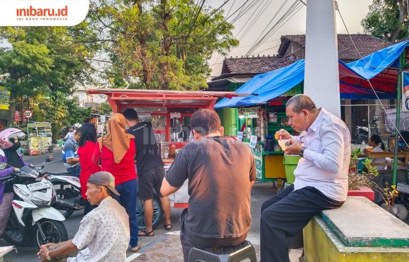 Pembeli sukarela mengantre untuk membeli bubur jamu coro di&nbsp;Jalan Bhayangkara, Kecamatan Kota, Kabupaten Demak. (Inibaru.id/ Ayu Sasmita)&nbsp;
