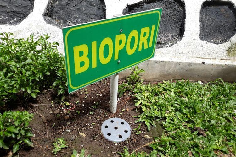 Biopori bisa menjadi salah satu solusi permasalahan sampah organik di Yogyakarta. (Shutterstock)