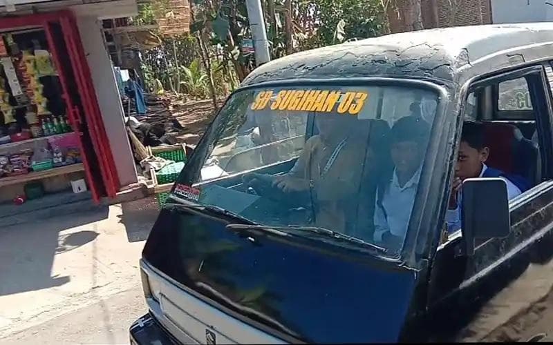 Terpencil, Kepala Sekolah SD Sugihan 3 Beli Sendiri Mobil untuk Antar Jemput Siswa