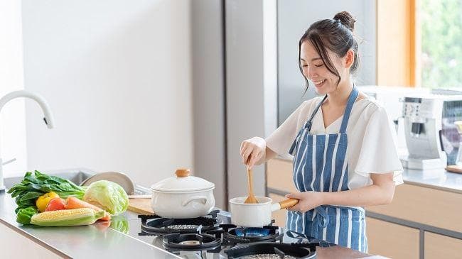 Menerapkan frugal living bisa dimulai dengan memasak sendiri. (via Alodokter)