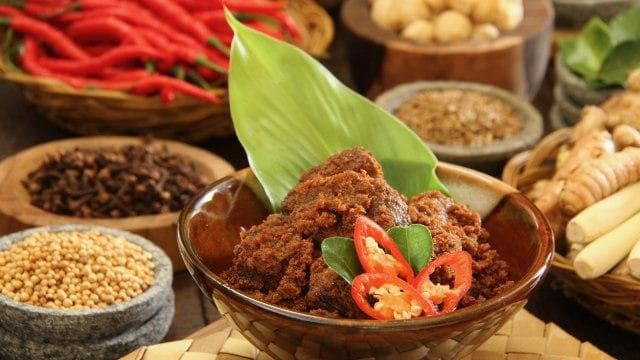 Makan daging dianjurkan asal diolah dengan benar. (Phinemo)<br>