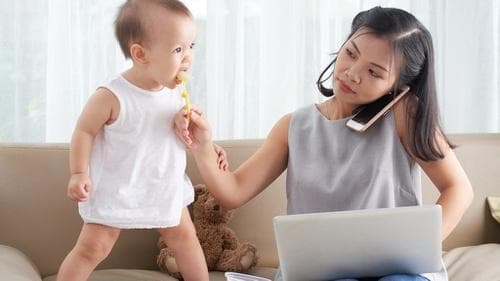 Kebayang nggak kerja sambil momong anak? (via Tirto)