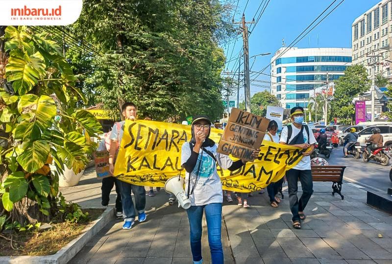 Koordinator lapangan memimpin massa aksi 'Semarang Climate Strike 2023' bergerak menuju Balai Kota Semarang. (Inibaru.id/ Fitroh Nurikhsan)