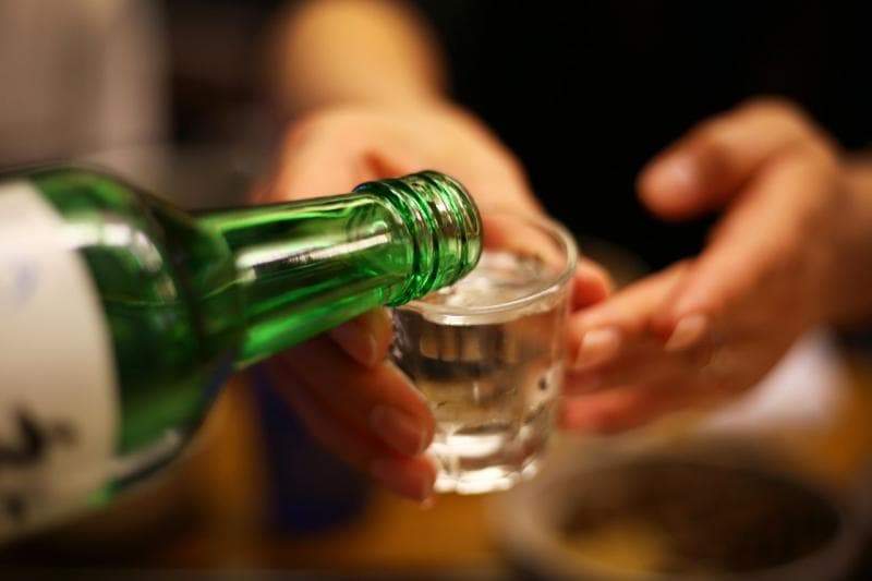 Saat minum soju, ada etika yang harus diperhatikan. (Shutterstock/rney601)