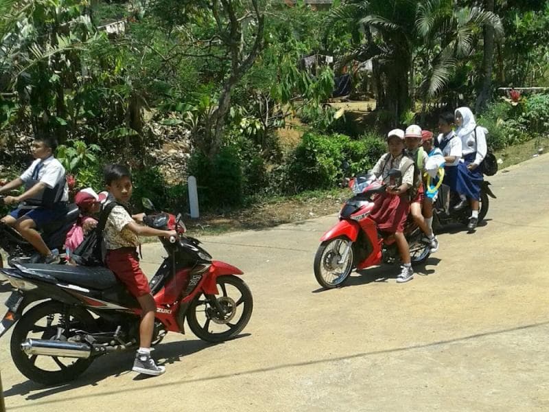 Ilustrasi: Anak naik sepeda motor. (Wongserut.wordpress)