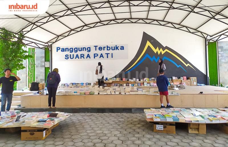 Bazar buku murah oleh Paradigma Institute ini berlokasi di halaman panggung terbuka Suara Pati. (Inibaru.id/ Rizki Arganingsih)&nbsp;