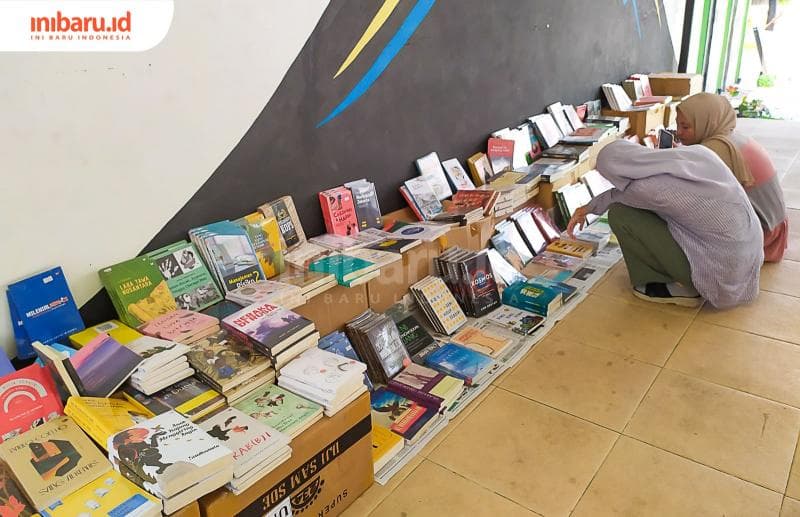 Para pengunjung pasar buku murah di Pati ini sibuk memilah-milah buku yang akan dibeli. (Inibaru.id/ Rizki Arganingsih)