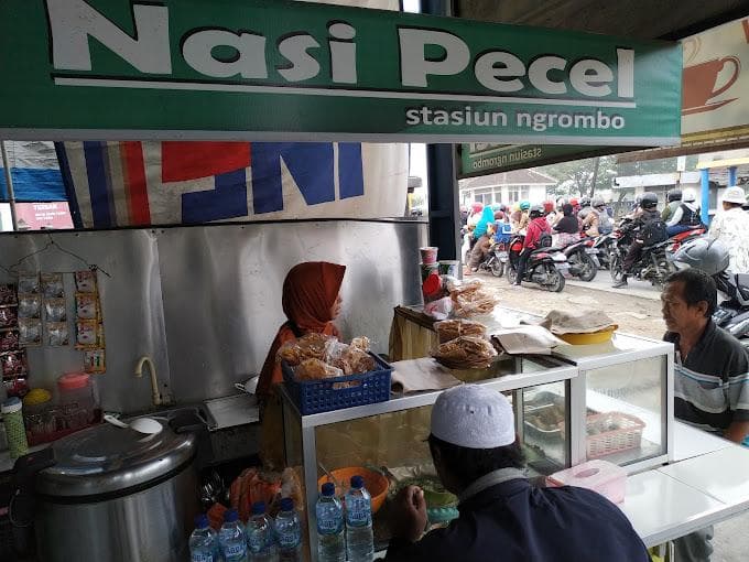Kamu bisa mencicipi nasi pecel di depan Stasiun Ngrombo. (Googleuser/Warung Nasi Pecel Stasiun Ngrombo "Sehati")
