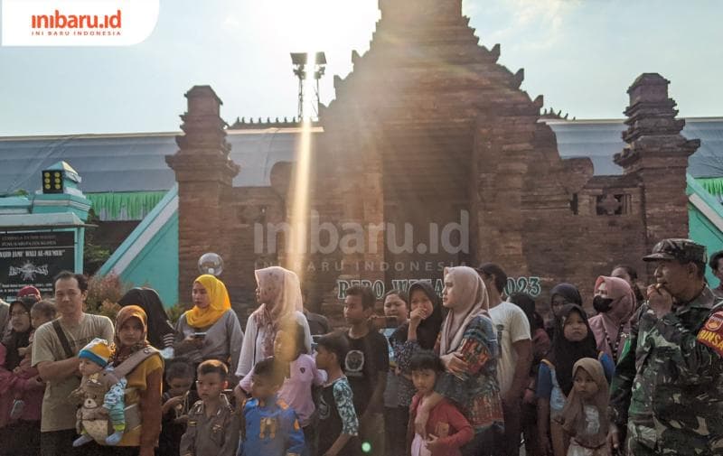 Masyarakat berkumpul di depan masjid wali menyaksikan gelaran Kirab Air Salamun Rebo Wekasan. (Inibaru.id/ Hasyim Asnawi)