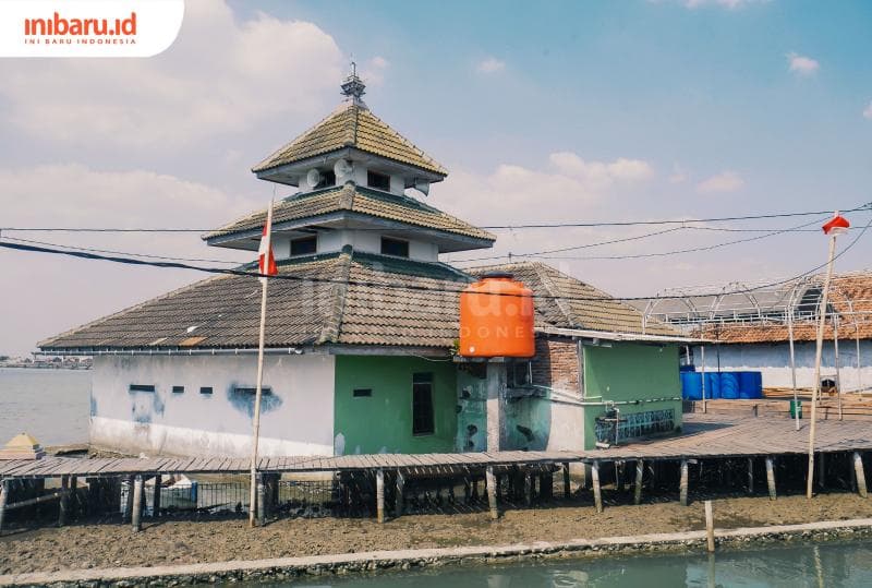 Potret Masjid&nbsp;Dukuh Timbulsloko, Desa Timbulsloko, Kecamatan Sayung, Kabupaten Demak, yang menjadi pusat keagamaan saat rob sedang surut, Jumat (15/9/2023).&nbsp;(Inibaru.id/ Ayu Sasmita)
