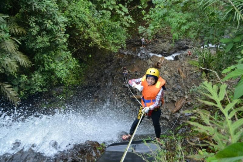 Kamu bisa melakukan rapelling menuruni air terjun di Desa Wisata Rapelling. (purbalinggakab.go.id)