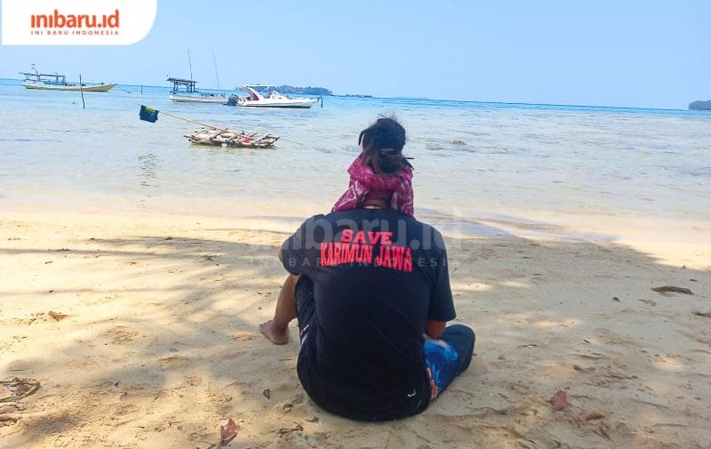 Kaus bertuliskan 'Save Karimun Jawa' sebagai bentuk protes terhadap pencemaran dari limbah tambak udang yang dibuang langsung ke laut. (Inibaru.id/ Fitroh Nurikhsan)