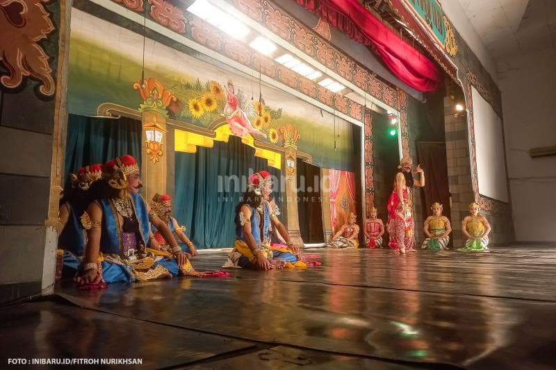 Wayang orang Ngesti Pandowo sedang unjuk gigi di dalam Gedung Ki Narto Sabdo, Kompleks Taman Budaya Raden Saleh (TBRS) Kota Semarang.