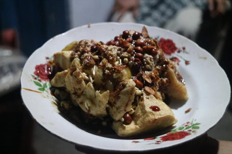 Meski dilarang berjualan nasi, warga Desa Randegan masih boleh jualan lontong seperti lontong tahu. (Jurnaba)
