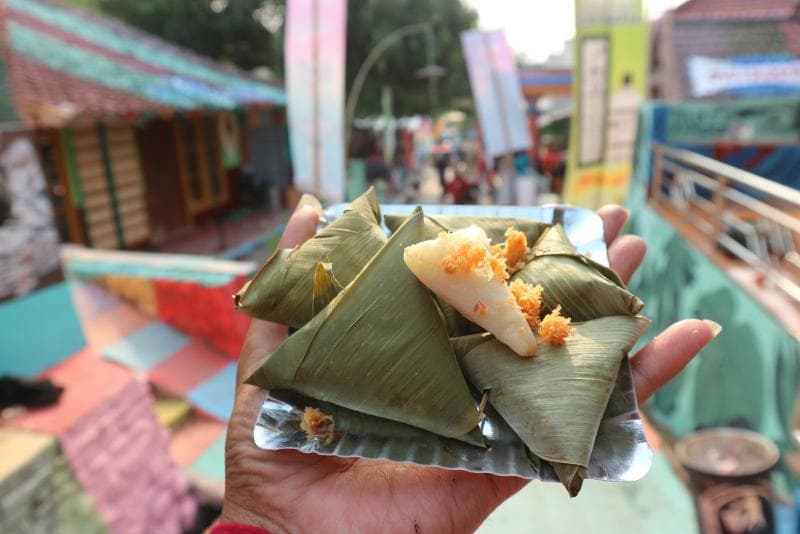 Sumpil, mirip ketupat tapi berbentuk lim segitiga. (Siklimis)