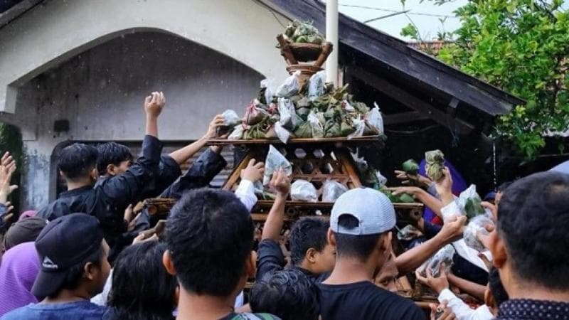 Ampyang di Kudus berarti gunungan nasi kepal daun jati. (Tvonenews)