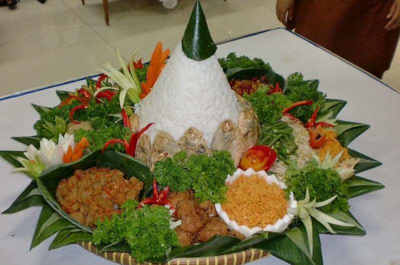 Ilustrasi: Tumpeng untuk memperingati Maulid Nabi biasanya berwarna putih. (Deliverytumpeng)